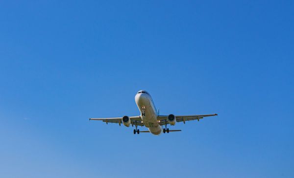Flugzeug Im Blauen Himmel Unsplash