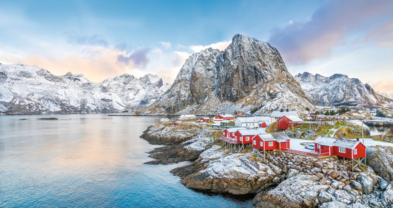 Lofoten im Winter mit roten H&auml;usern